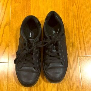Boys casual/dress sneaker size 5